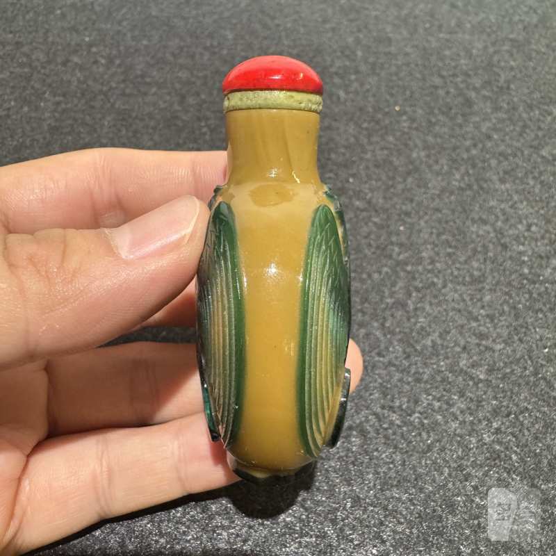 清 双凤纹黄套绿烟壶 - 图4